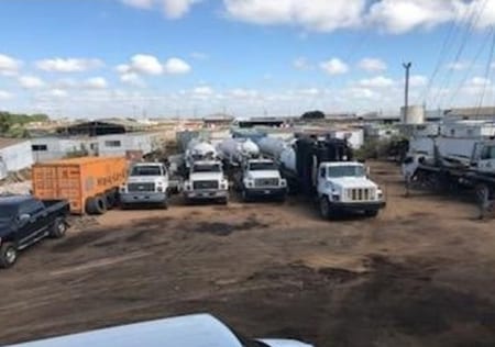 Flota de camiones y maquinaria de Soltec reunida en el patio de operaciones