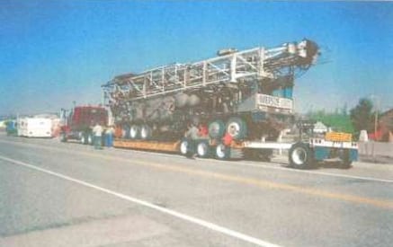 Taladro de perforación transportado sobre una unidad lowboy