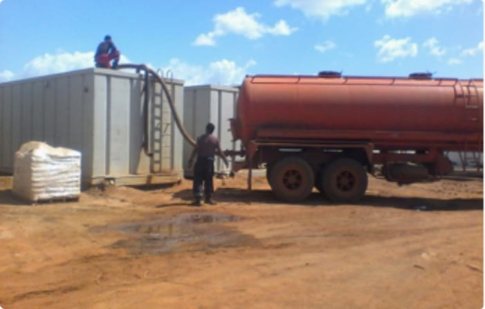 Unidad vacuum de Soltec descargando efluentes junto a tanques de almacenamiento