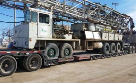 Equipo de workover cargado sobre plataforma para su traslado